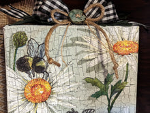 Load image into Gallery viewer, Art canvas, Daisies and Bees
